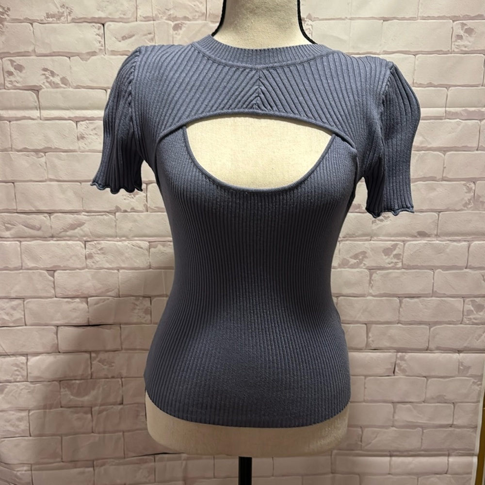 Small fitted knitted tee
